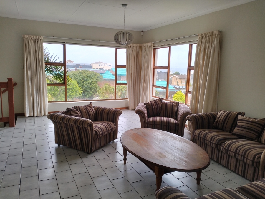 To Let 4 Bedroom Property for Rent in Wavecrest Eastern Cape
